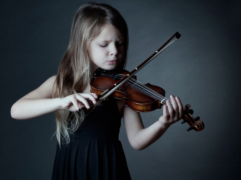 девочка, играет на скрипке