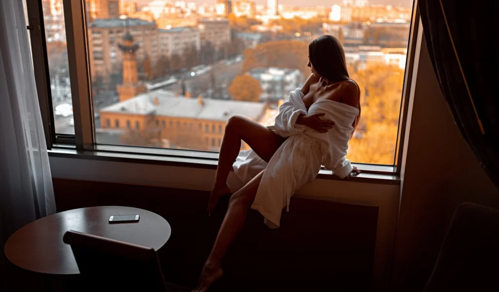 девушка, сидит у окна