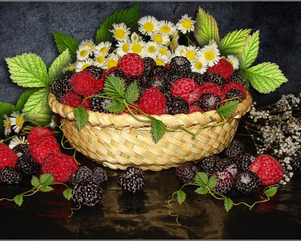 малина, ежевика, ромашки