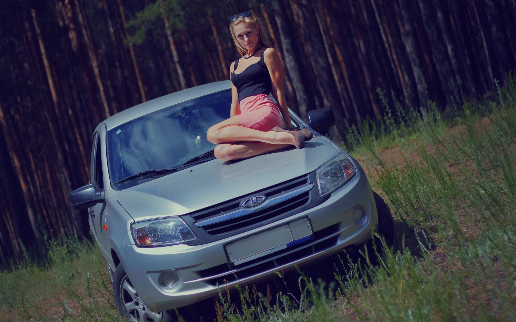 девушка, красивая, сидит на капоте автомобиля