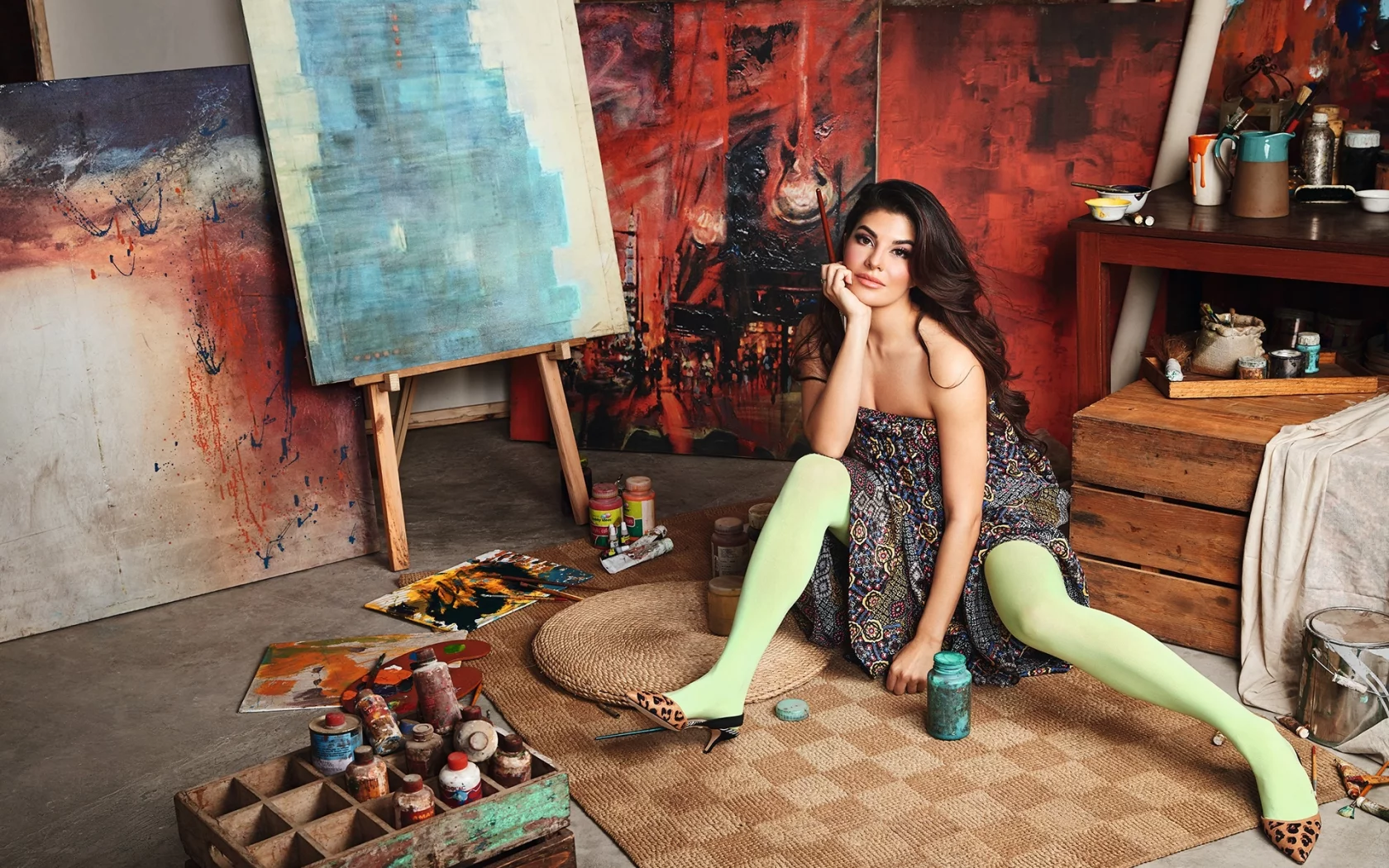 девушка, брюнетка, симпатичная, ножки