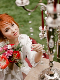 девушка, рыжая, красивая, букет цветов в руках
