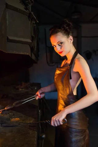 девушка кузнец, взгляд, красивая