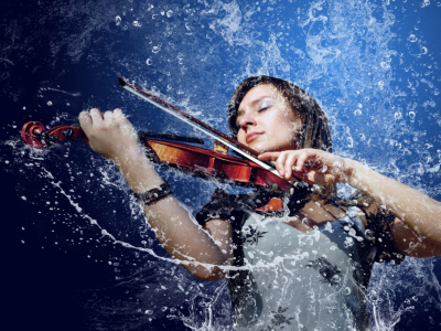 девушка, красивая, играет на скрипке, дождь