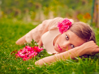 девушка, красивая, лежит на траве, взгляд, цветы