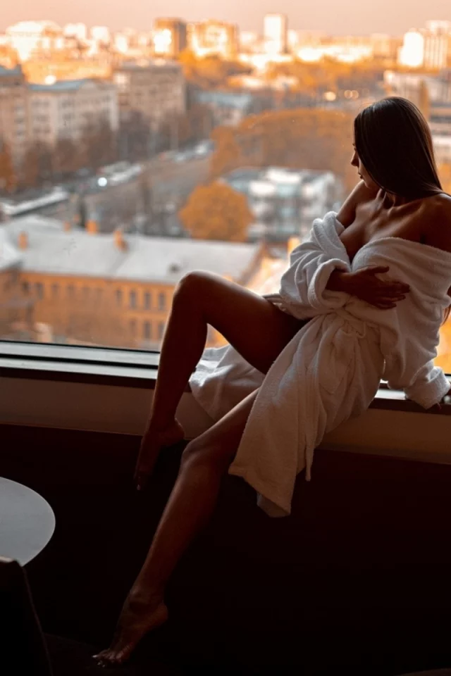 девушка, сидит у окна