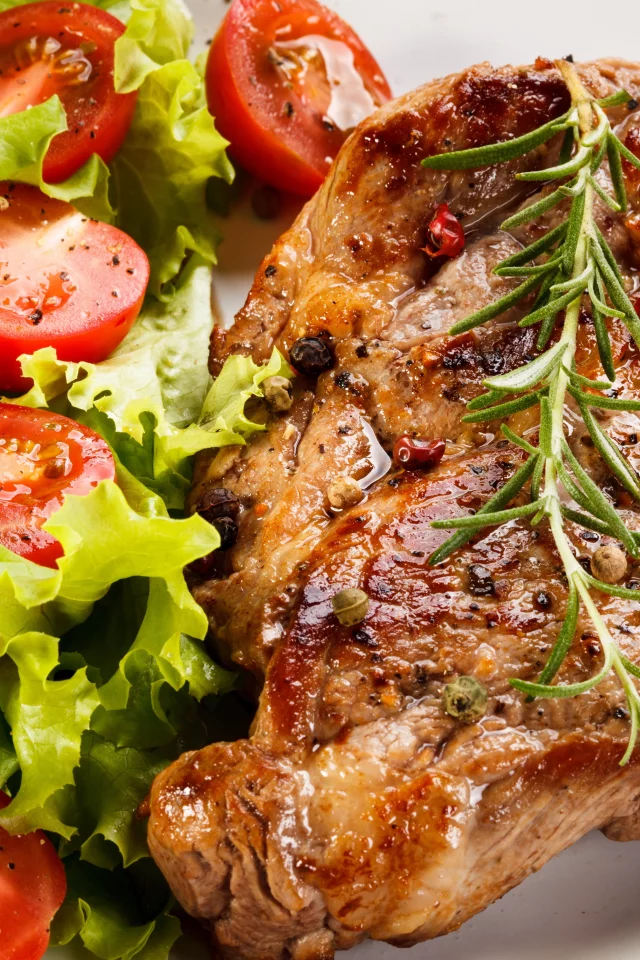 стейк, мясо, томаты, специи