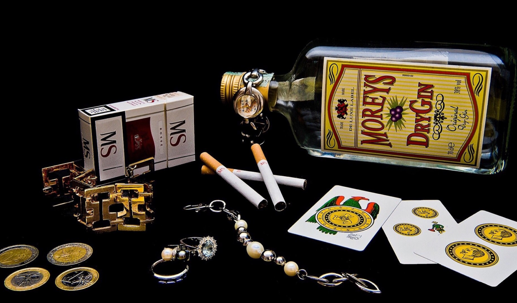 сигареты, виски, карты, бутылка