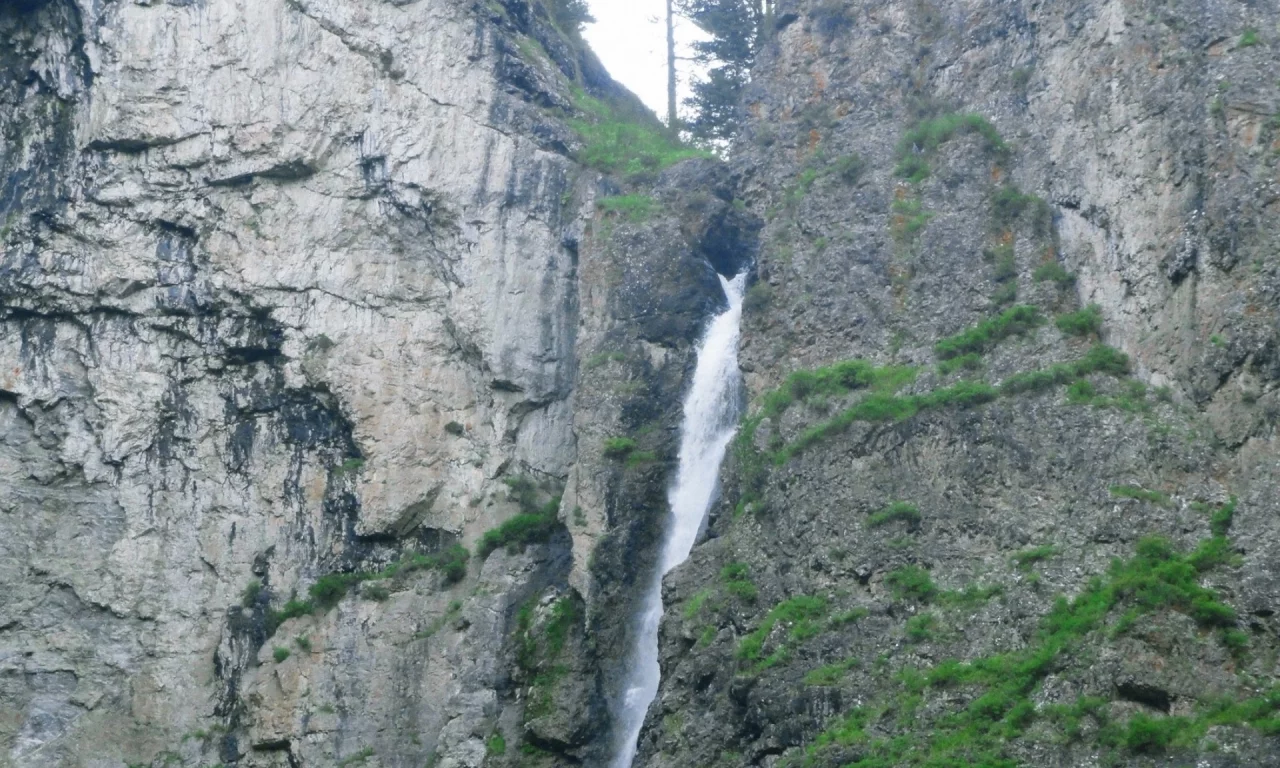 скалы, горная река