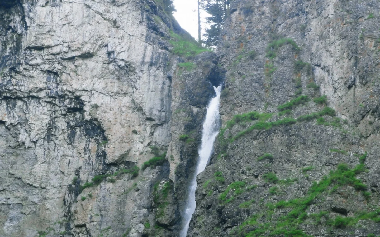 скалы, горная река