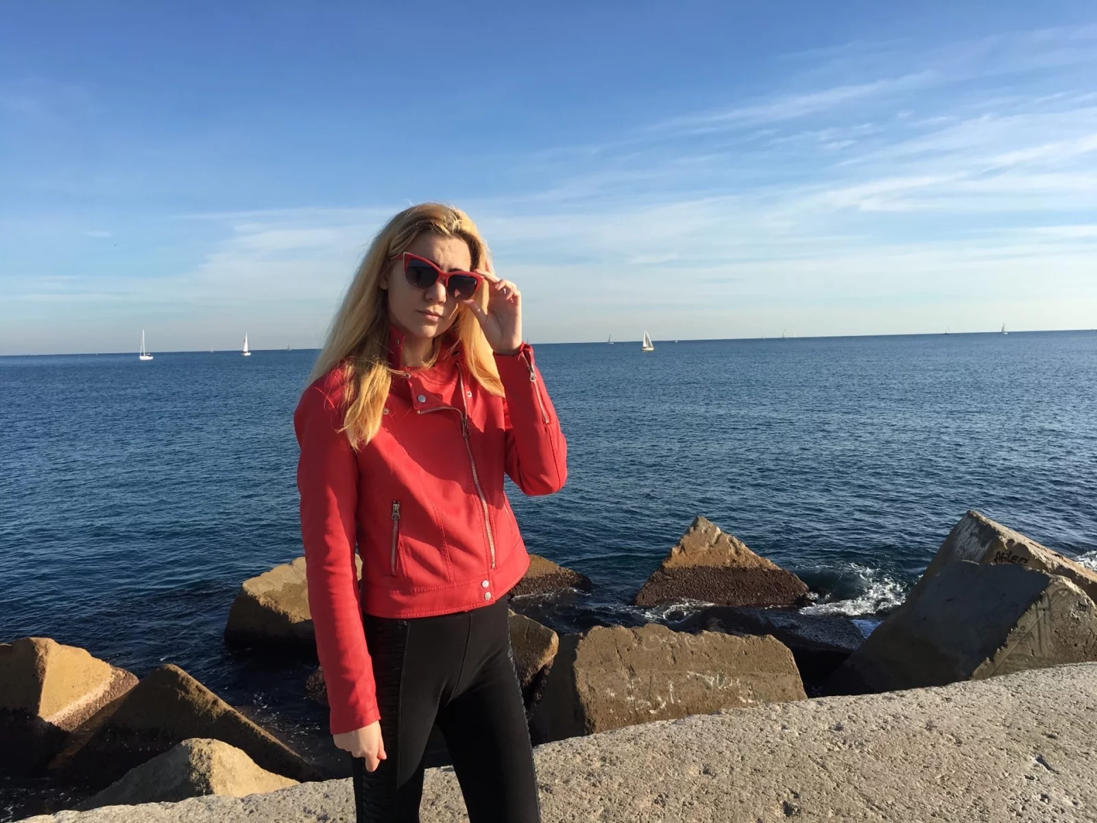 блондинка, красивая девушка, в очках, у моря