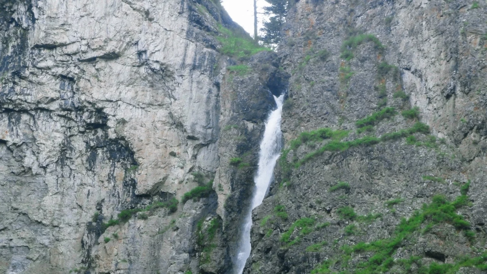 скалы, горная река