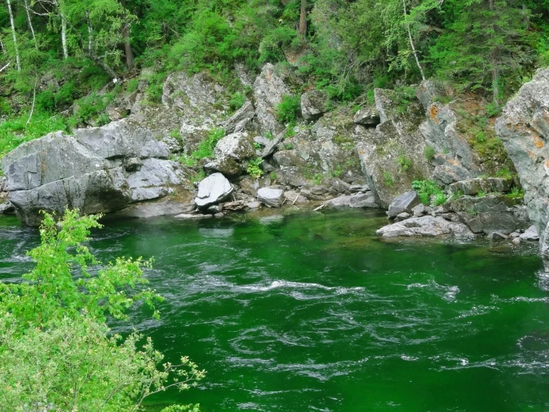река, берег, камни