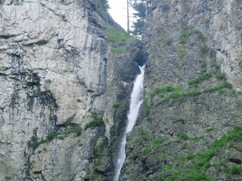 скалы, горная река