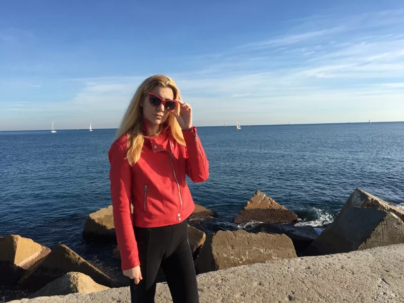 блондинка, красивая девушка, в очках, у моря
