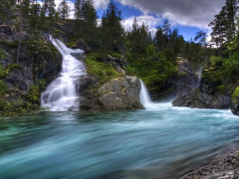 река, гора, водопад