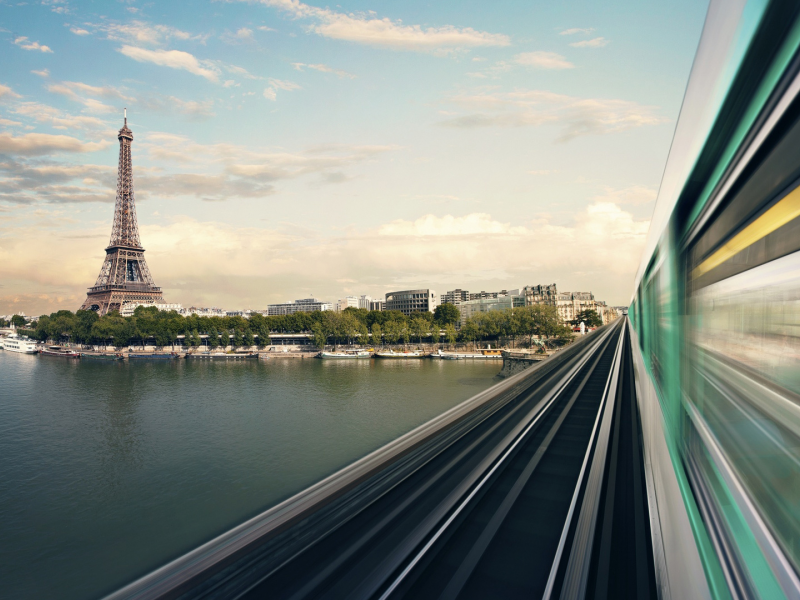 париж, эйфелева башня, вид с поезда
