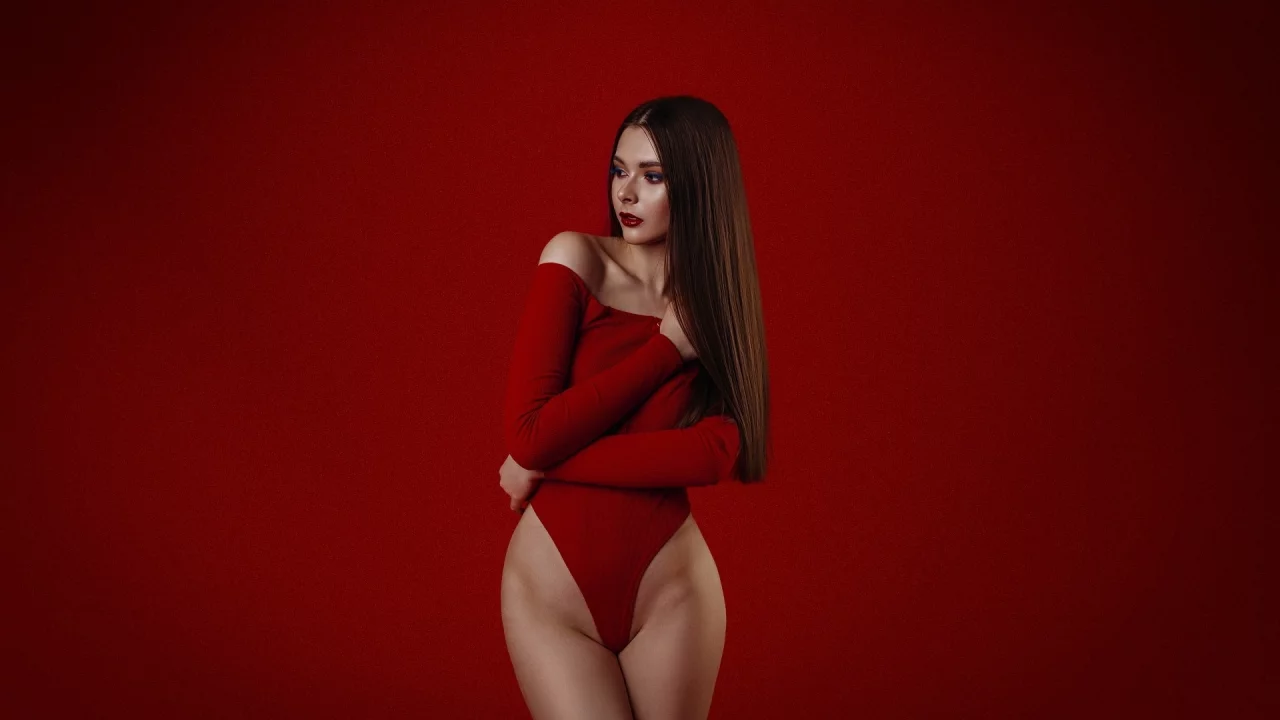 брюнетка, красивая, сексуальная фигура
