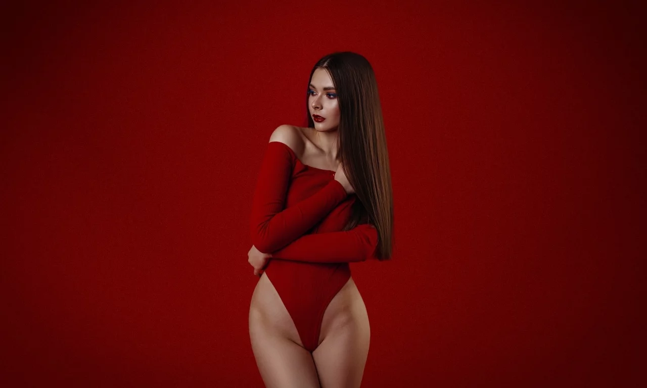 брюнетка, красивая, сексуальная фигура
