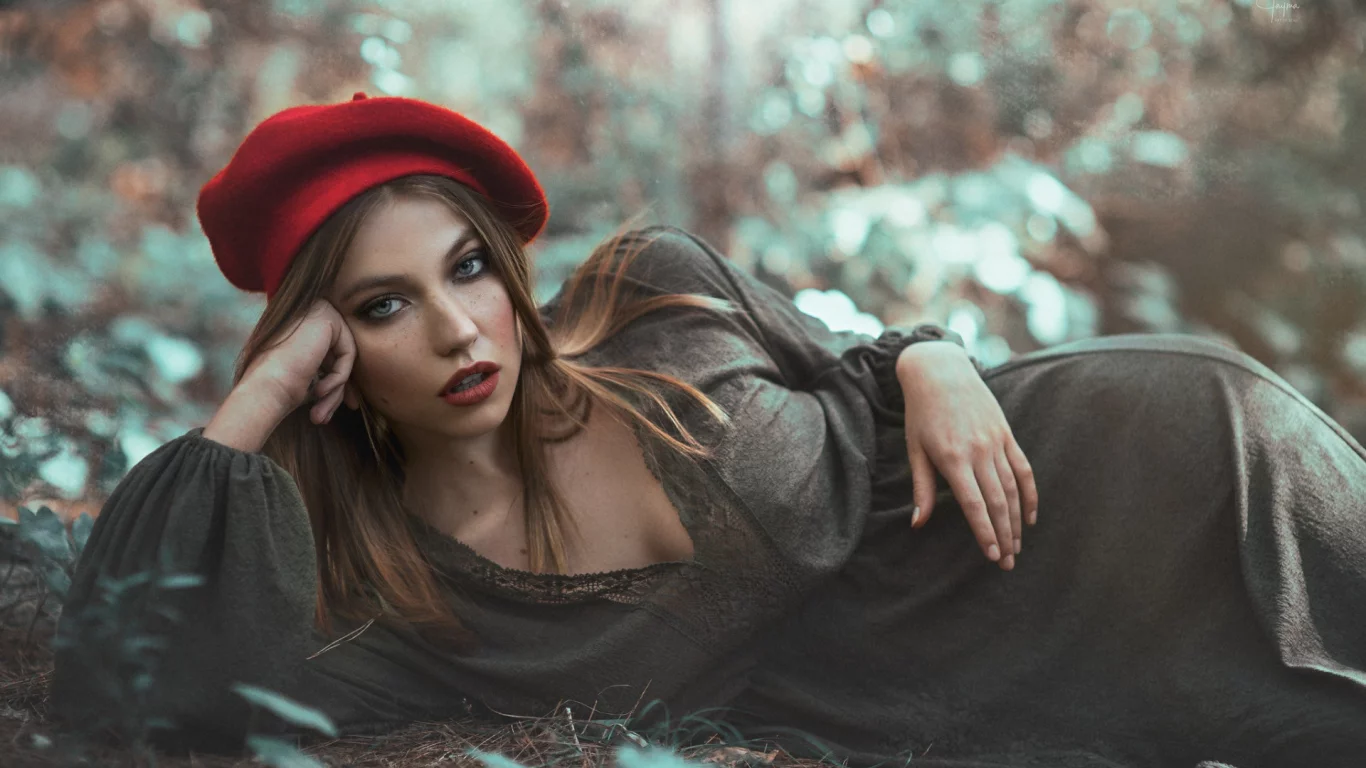 девушка, лежит, взгляд, в берете