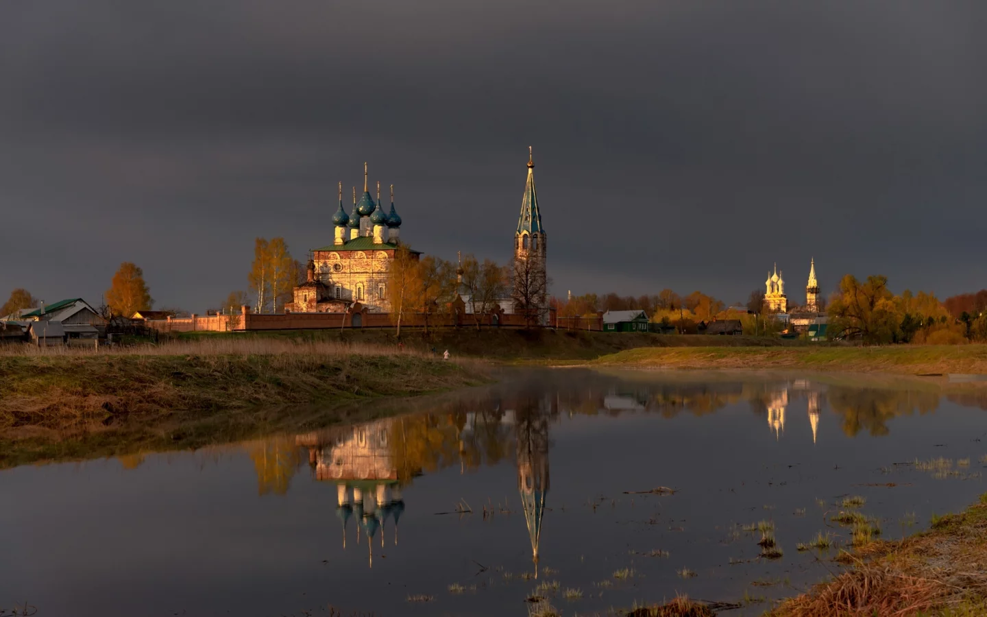 река, закат