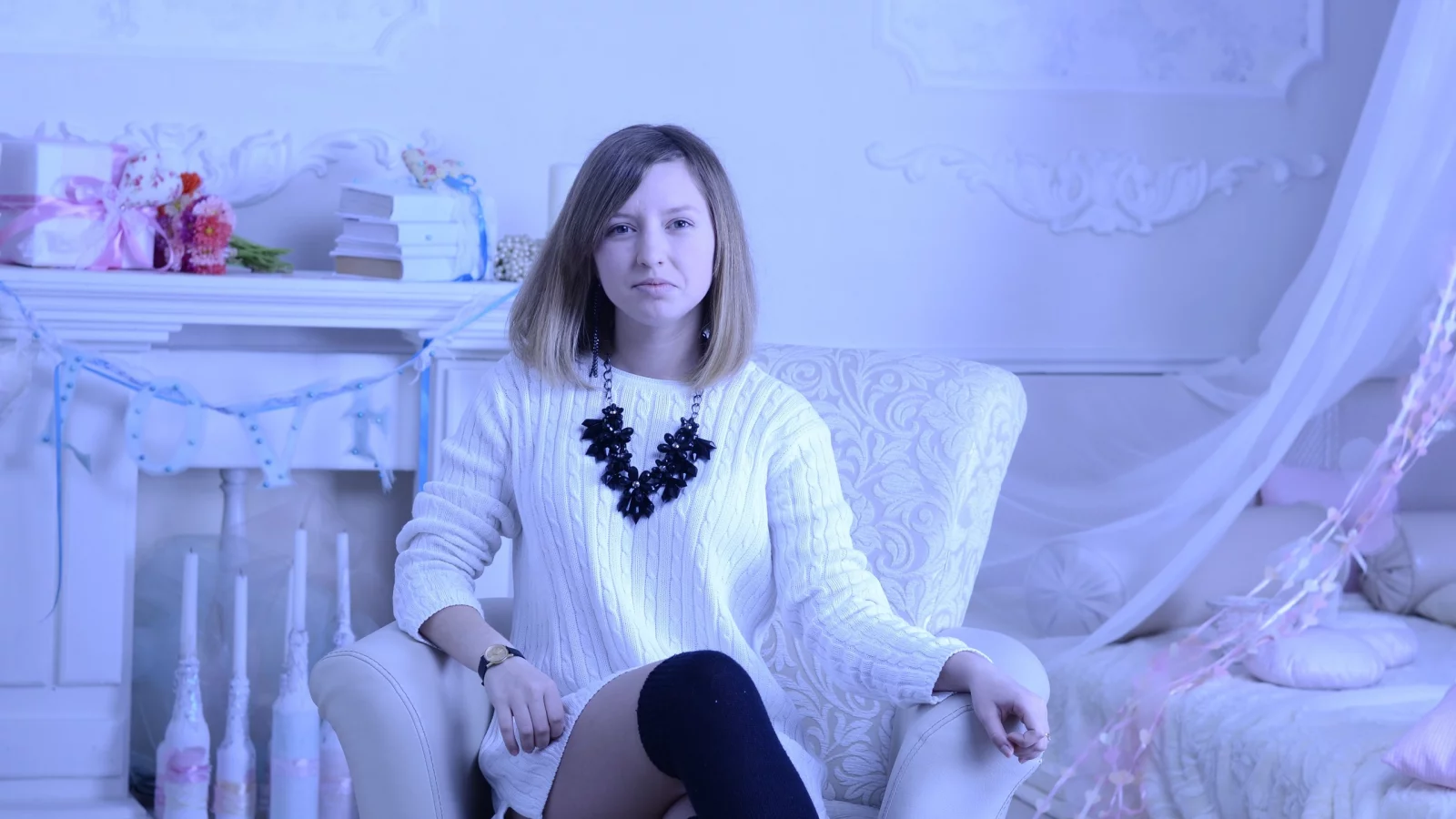 девушка, красивая, сидит в кресле