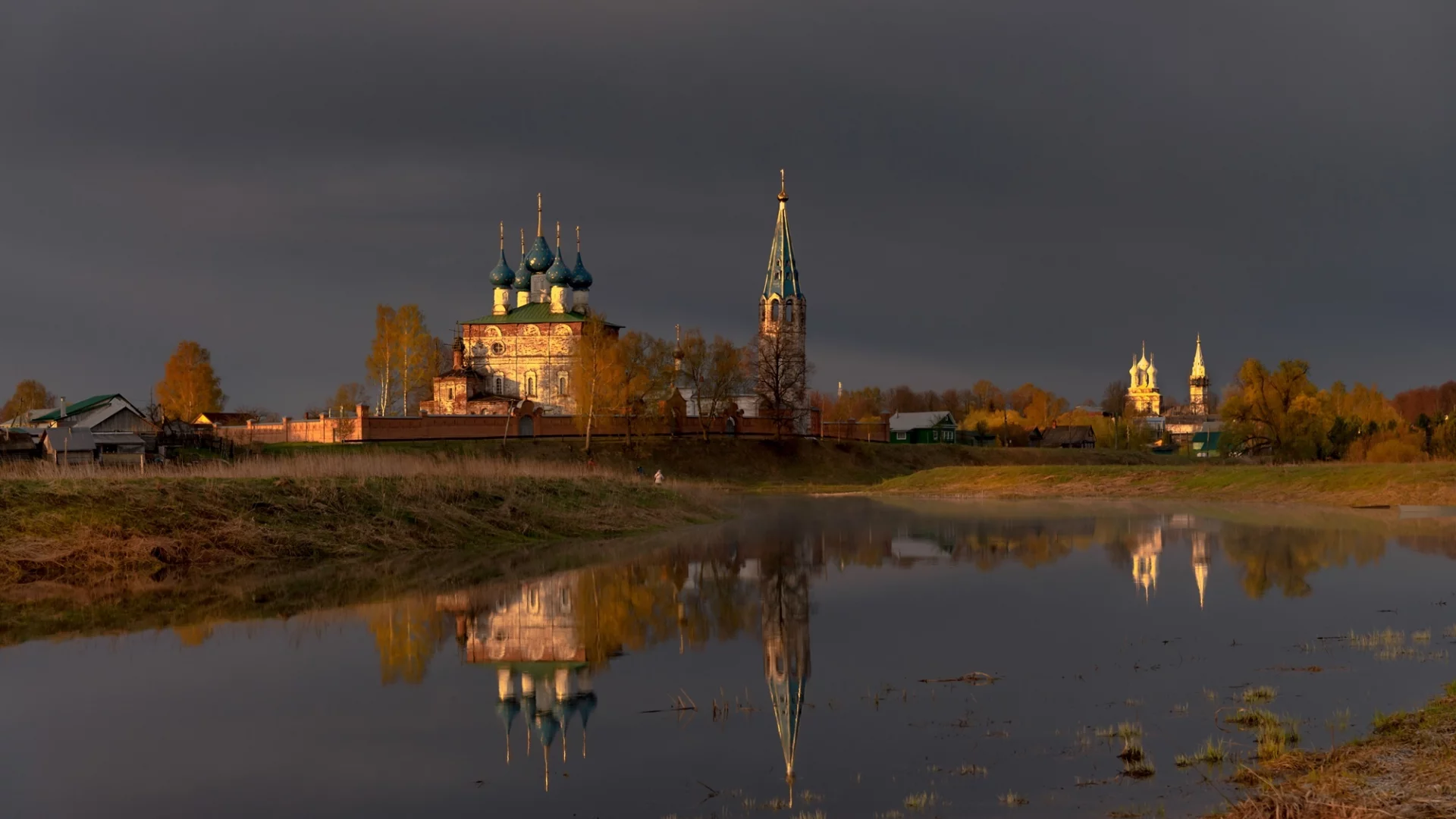 река, закат