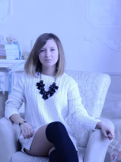 девушка, красивая, сидит в кресле