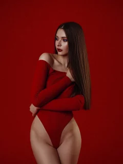 брюнетка, красивая, сексуальная фигура