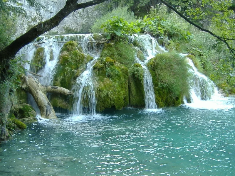 река, водопад