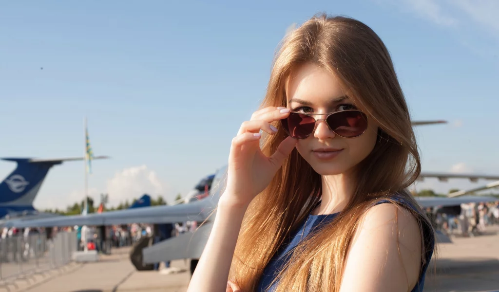 девушка, красивая, взгляд в очках