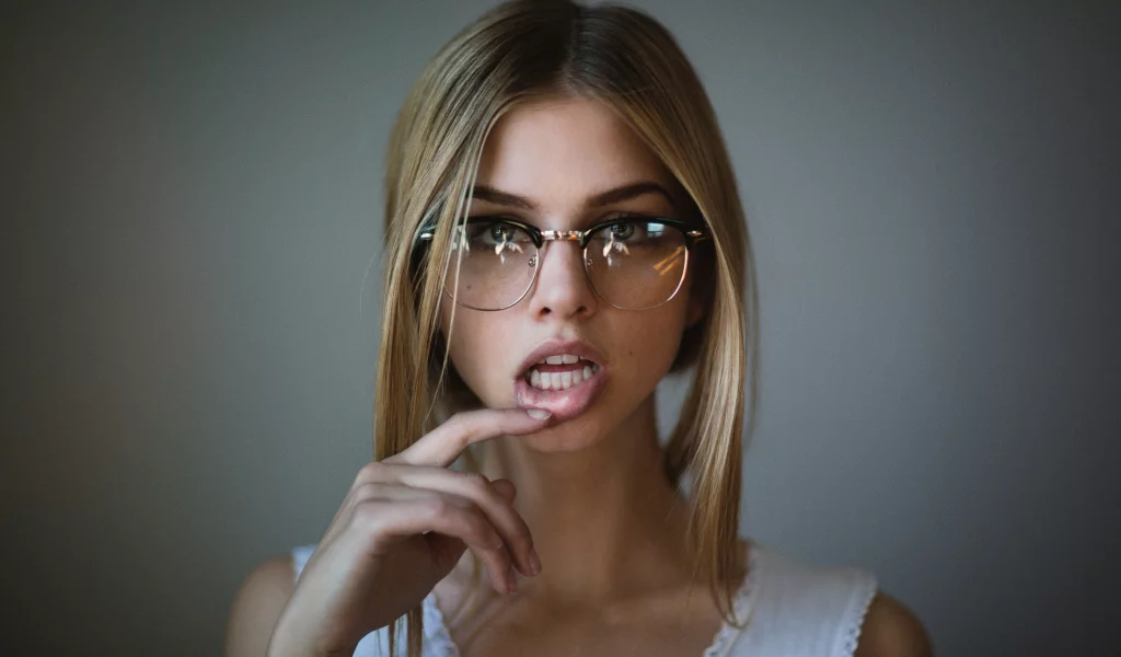 девушка, блондинка, в очках