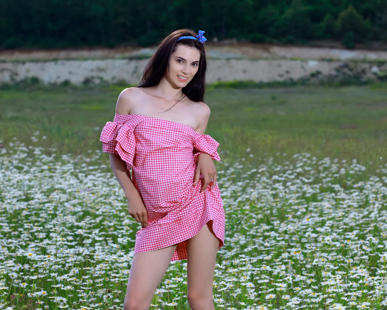девушка, взгляд красивая, лужайка