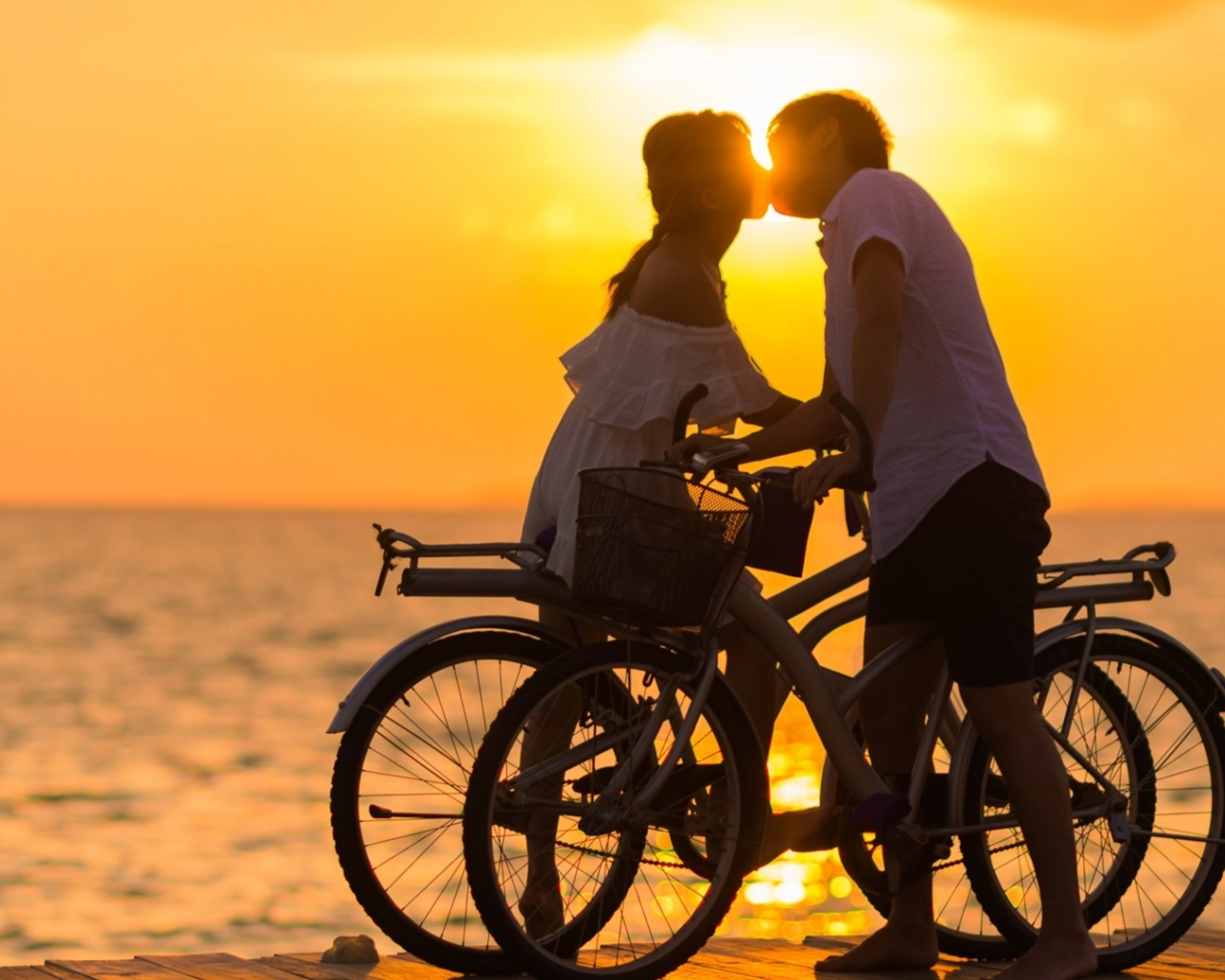 двое, влюблённые, на велосипедах, поцелуй