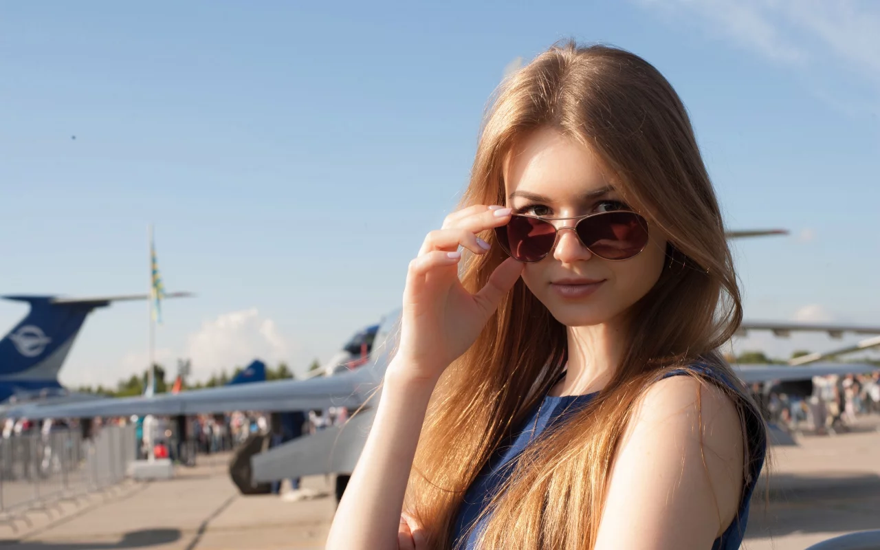 девушка, красивая, взгляд в очках