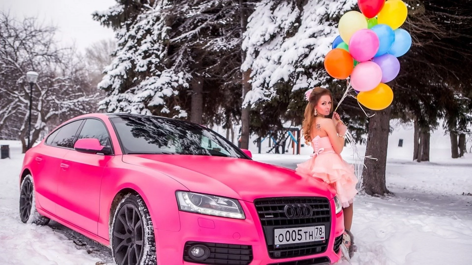 девушка, красивая, позирует у автомобиля, с шарами