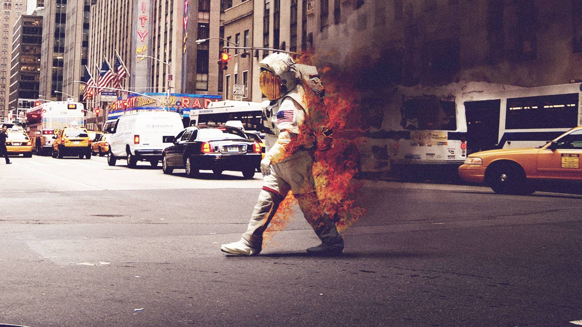 астронавт, идёт по улице, горит