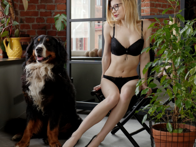 блондинка, модель, фотосессия в белье, с собакой