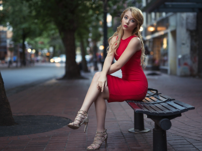 блондинка, красивая девушка, сидит на скамейке