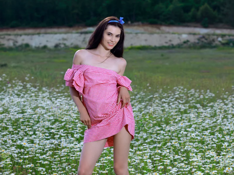 девушка, взгляд красивая, лужайка