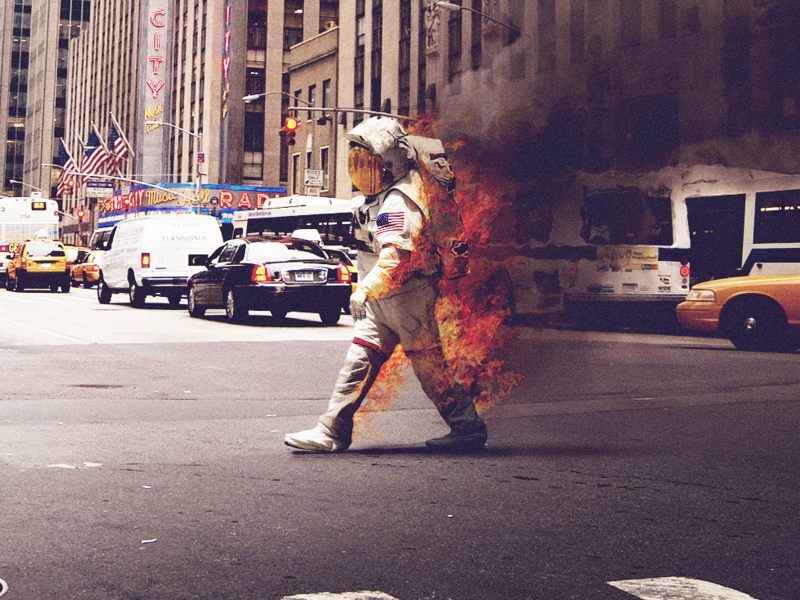 астронавт, идёт по улице, горит