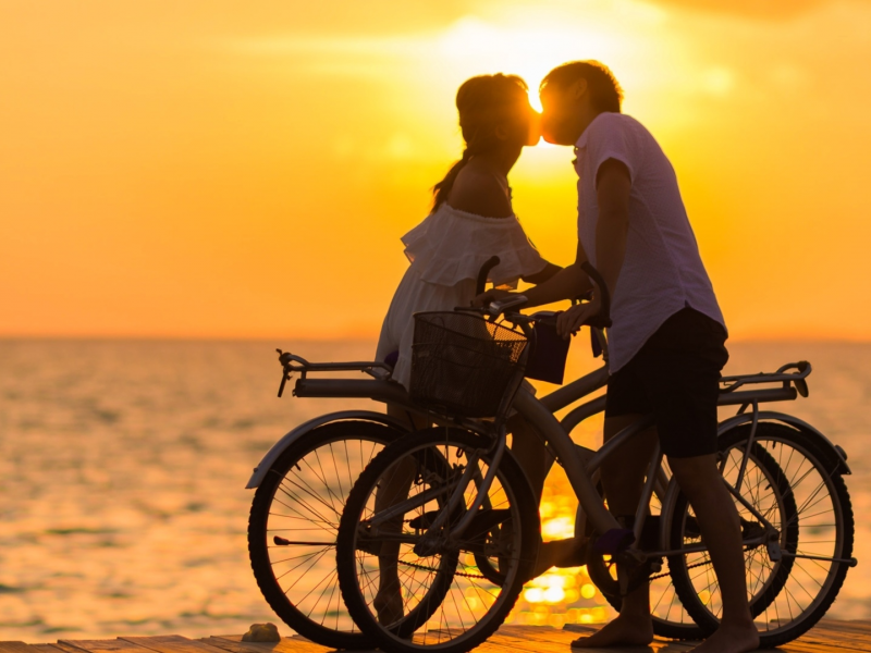 двое, влюблённые, на велосипедах, поцелуй