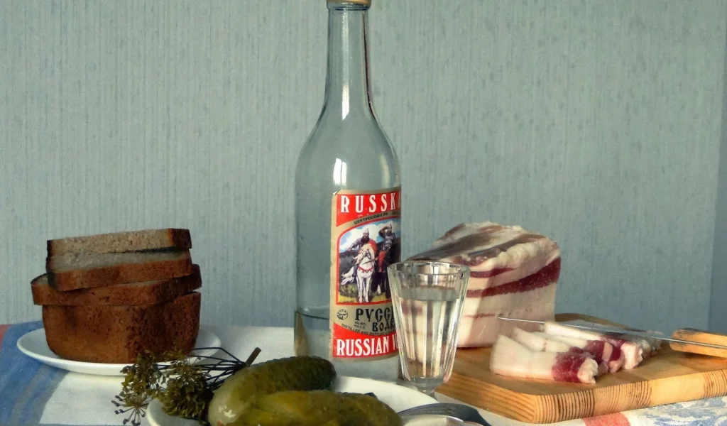 водка, бутылка, огурец, сало, закуска