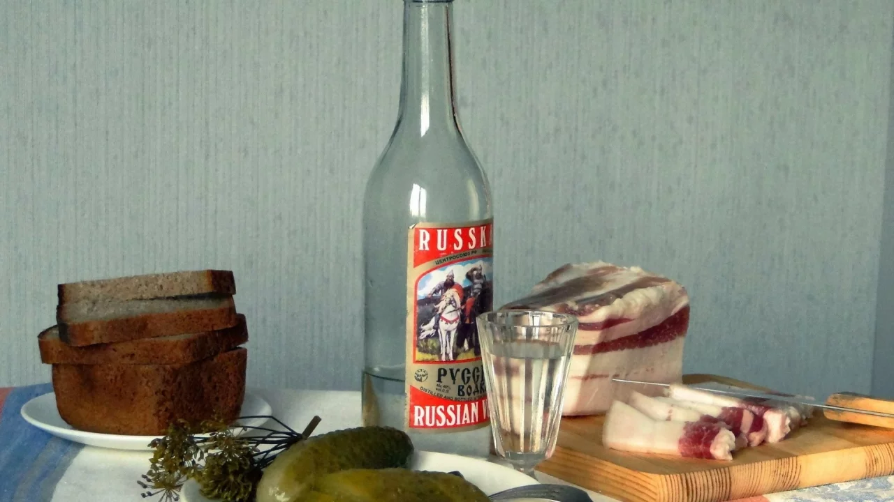 водка, бутылка, огурец, сало, закуска