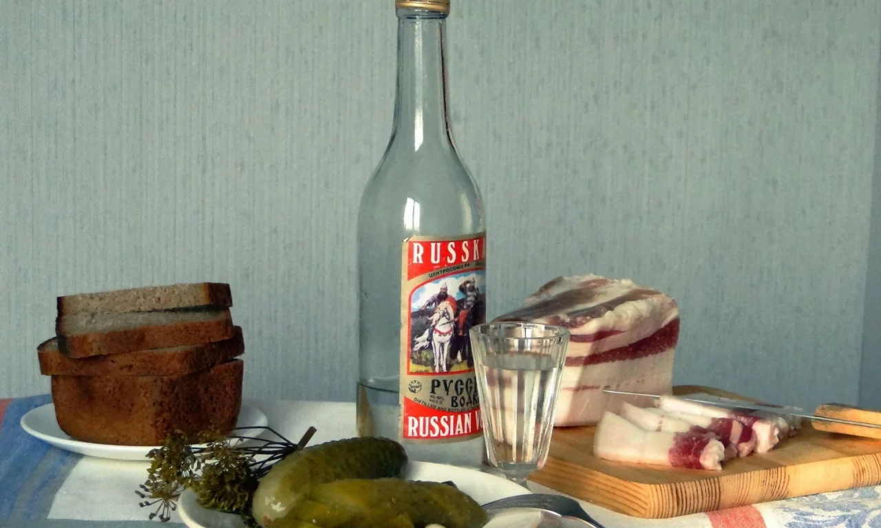 водка, бутылка, огурец, сало, закуска