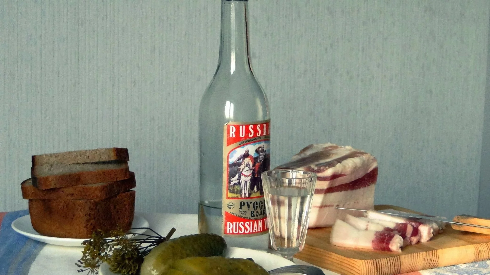 водка, бутылка, огурец, сало, закуска