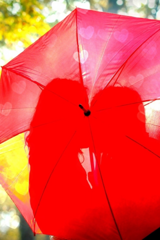 двое, влюблённые, поцелуй за зонтиком