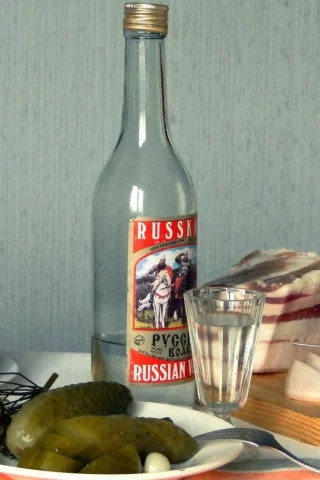 водка, бутылка, огурец, сало, закуска