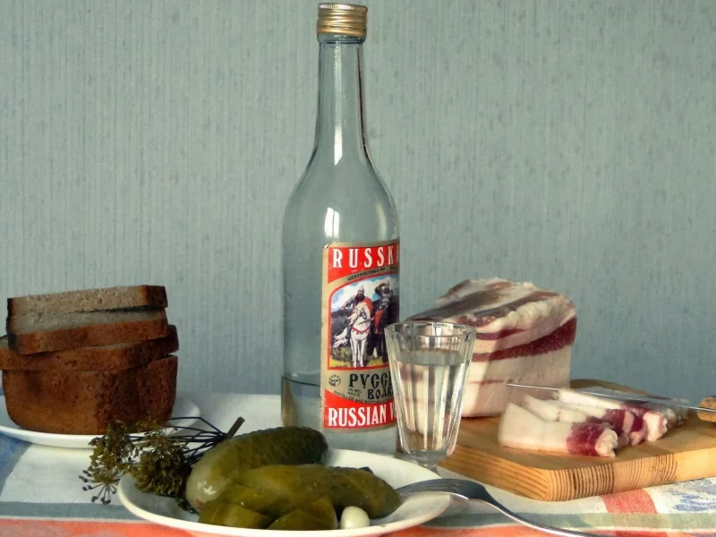 водка, бутылка, огурец, сало, закуска