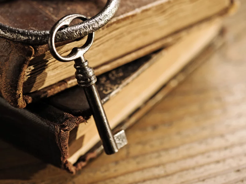 стол, книги, ключ